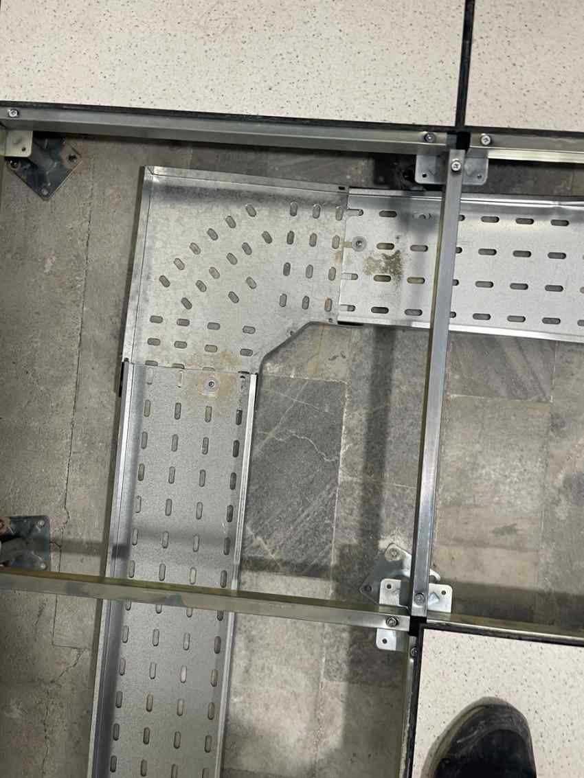 سینی کابل در اتاق سرور